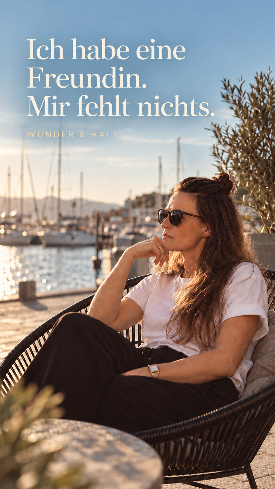 Frau sitzt an einem Hafen in der Abendsonne, darüber der Text: Ich habe eine Freundin. Mir fehlt nichts.