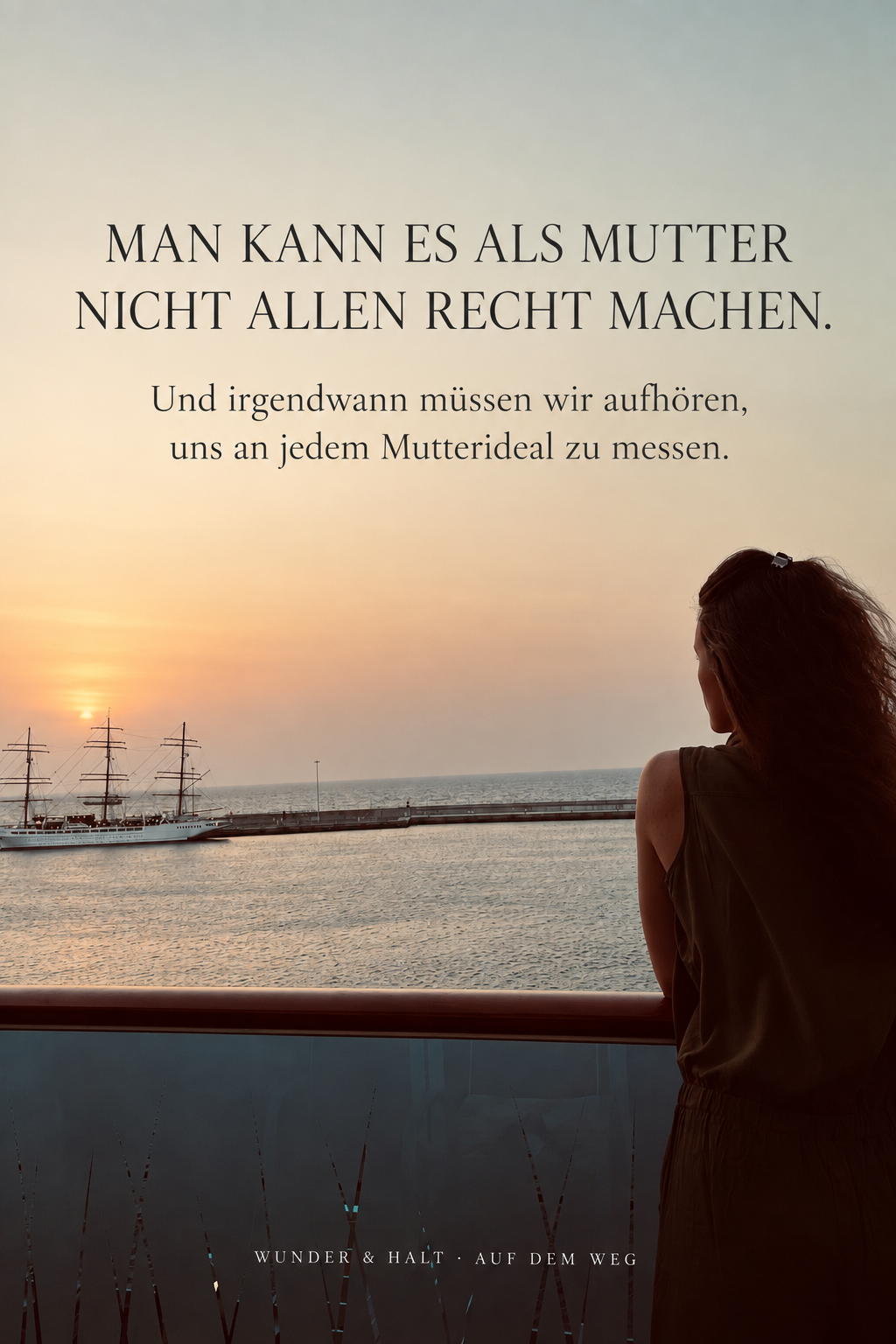 Frau blickt über das Meer – WUNDER & HALT Blogbeitrag über Muttersein, Erwartungen und Selbstbestimmung